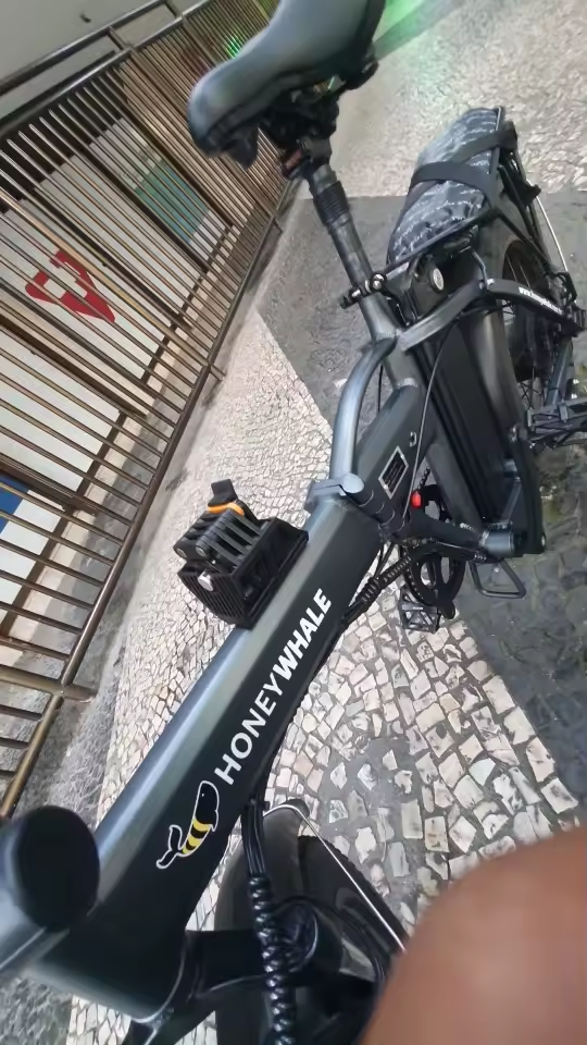 Lock bracket mounted on the top tube of a folding e-bike